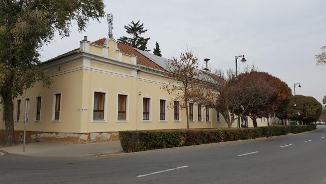 C:\2014.június 19-i mentés\Helyi lemez (C)\Bt. 2013-2015\Komádi TAK\Komádi TAK képek - 2017. október 21\Fő u városháza Dózsa u felől.jpg