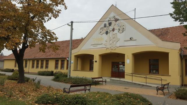 C:\Users\Palotás Bt\Desktop\Fő u Ált isk bejárat.jpg