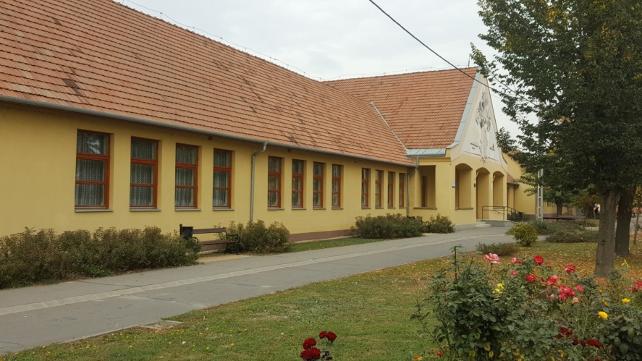 C:\2014.június 19-i mentés\Helyi lemez (C)\Bt. 2013-2015\Komádi TAK\Komádi TAK képek - 2017. október 21\Fő u ált isk oldal.jpg